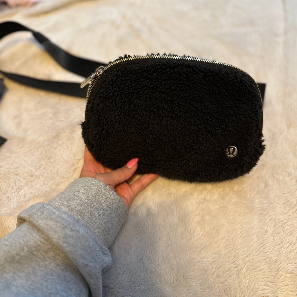 Lululemon Belt Bag - Black Fleece